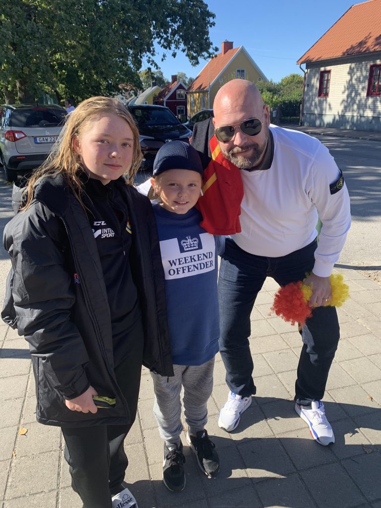 Tjejerna Hansson med pappa Fredrik